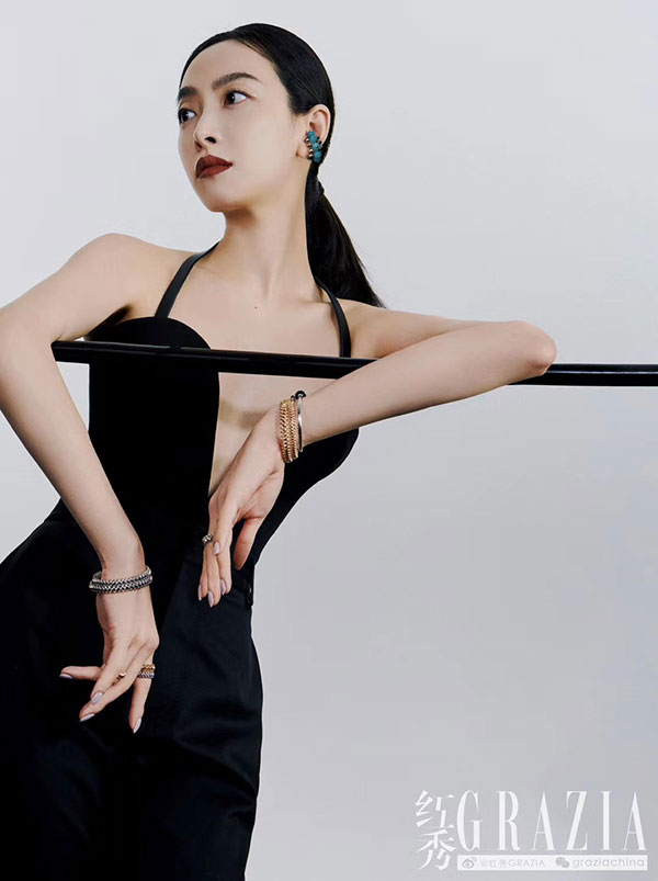 宋茜美背封面大片曝光 黑白演绎冷冽神秘性感美