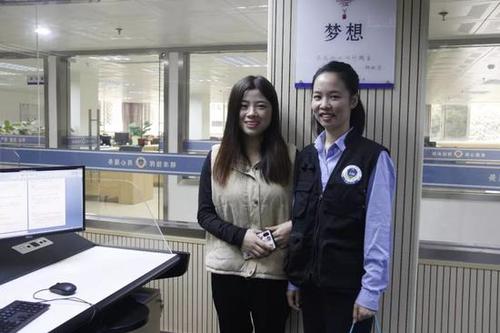 女孩哭打110求帮充话费 接警员回答亮了