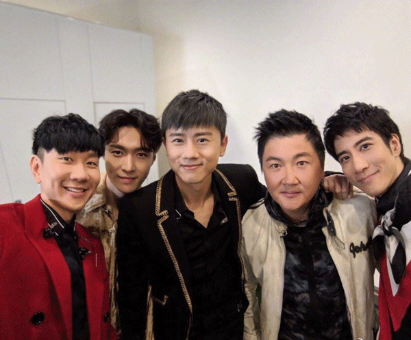 4后台合影.gif